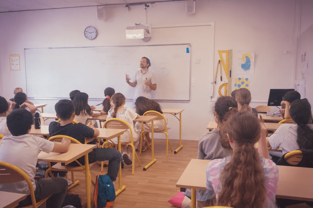 Svent anime un atelier de beatbox devant une classe d'élèves