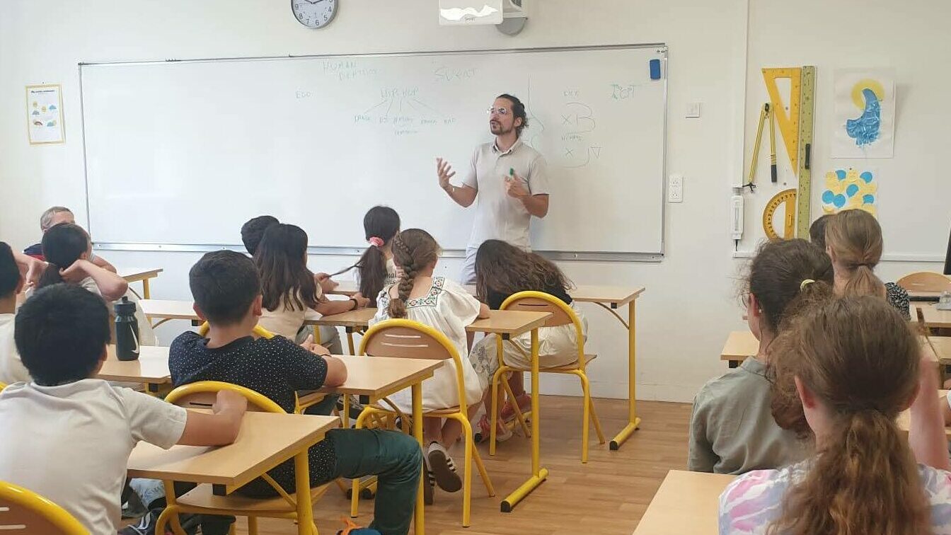 Svent donne un cours de human beatbox dans une classe d'école devant des enfants