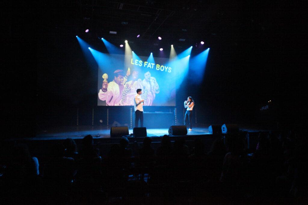 Svent et Julieta sur scène lors de La Conf' Beatbox devant un écran affichant Les Fat Boys