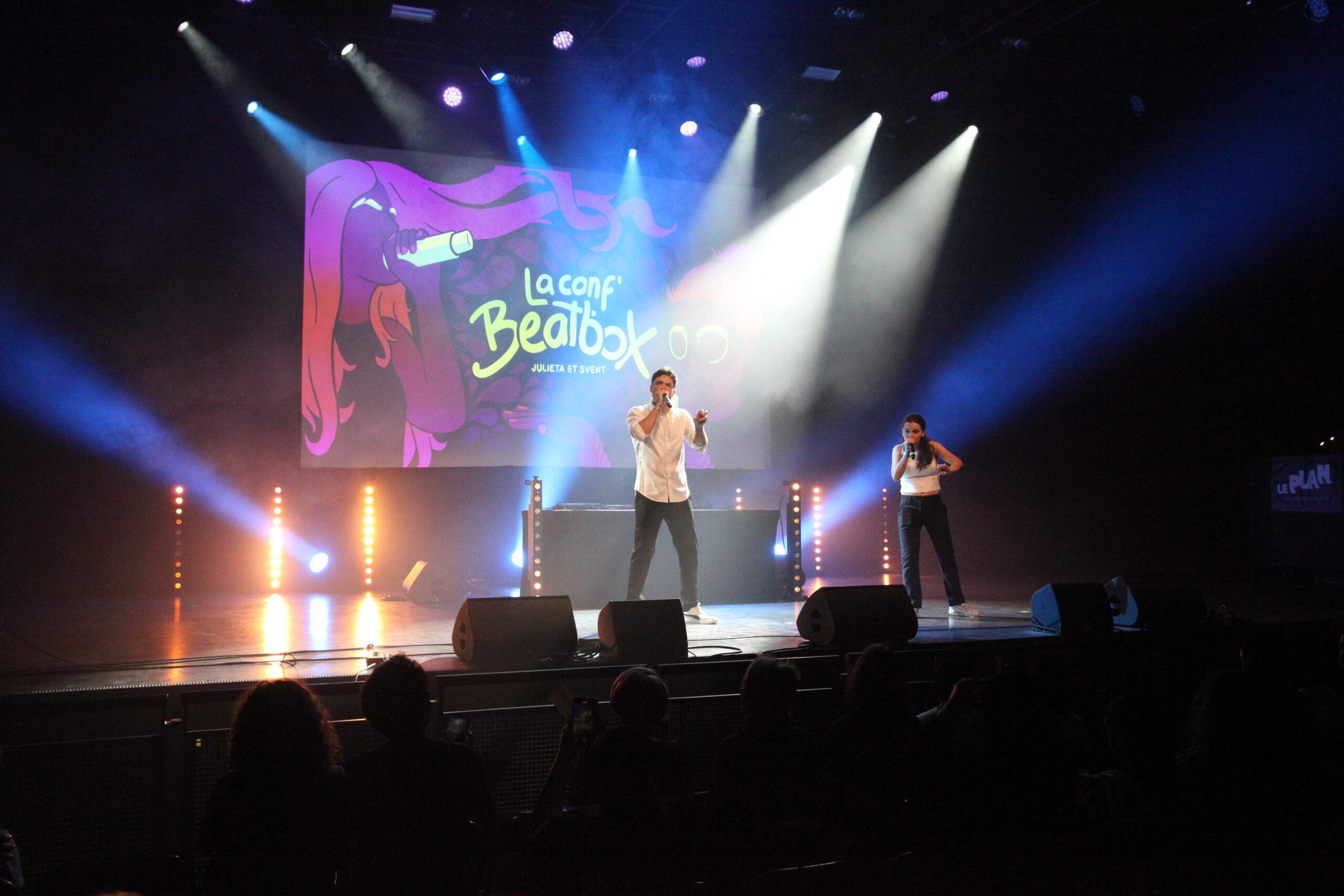 Svent et Julieta sur scène lors d'une représentation du spectacle La Conf' Beatbox