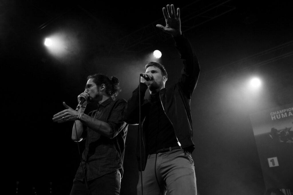 Svent et Andro du duo Le Svendro en pleine performance de beatbox sur scène pendant les championnat de france de beatbox
